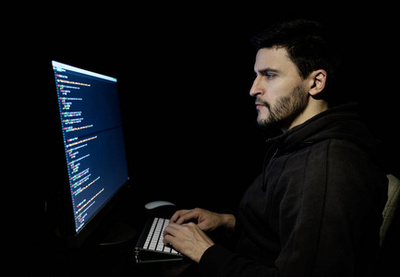 软件开发人员计算机在黑暗的家庭办公室